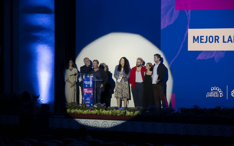 El equipo de Tengo Sueños Eléctricos recibe el premio a Mejor Largometraje Costarricense (Foto: Julián Monge)