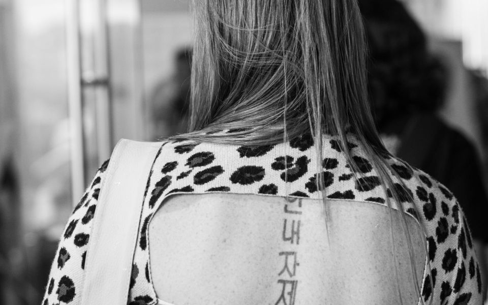 El traje perfecto para un tatuaje a lo largo de la espina dorsal de una espectadora asistente al Cine Magaly.