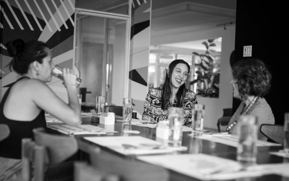 La dedicada del Festival, Lynne Sachs, compartió en La Cafeoteca en Barrio Escalante, conocimientos y experiencias con cineastas mujeres; en la foto Laura Ángel y Sofía Quirós.