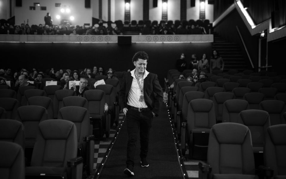 Lleno de entusiasmo, Rudy Rodíguez, actor del filme Cadejo Blanco (2021), se dirige a el escenario del Magaly para compartir su experiencia al realizar la película.