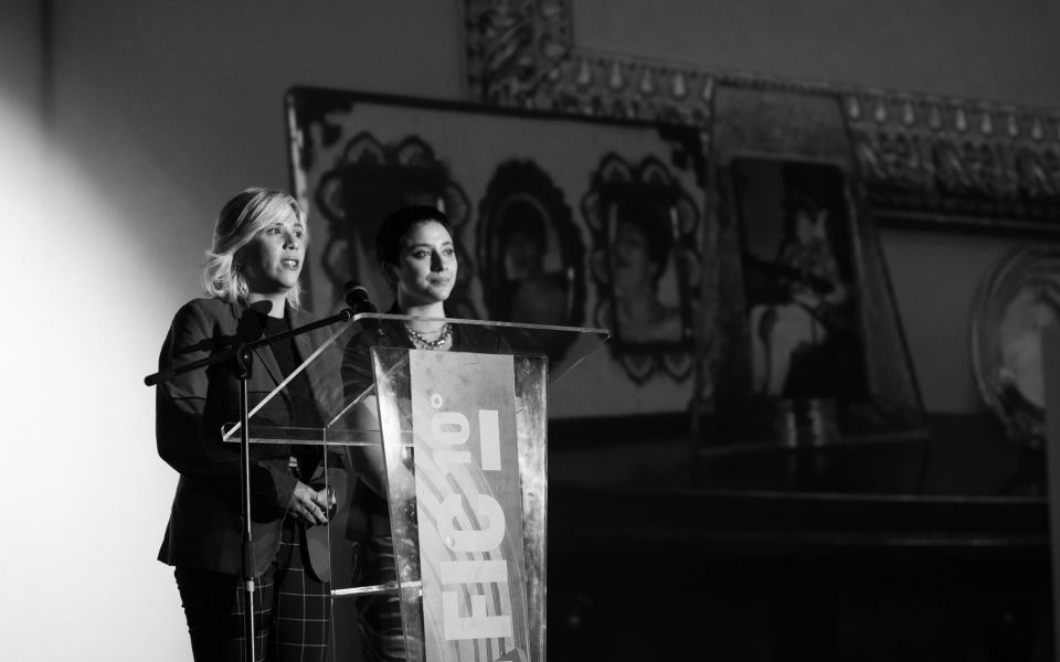 La directora Natasha Zúñiga y la productora Paula Vásquez fueron las primeras de la noche en recibir un reconocimiento, el primer premio Cine House, en este caso por su proyecto “Trazos de la memoria”.