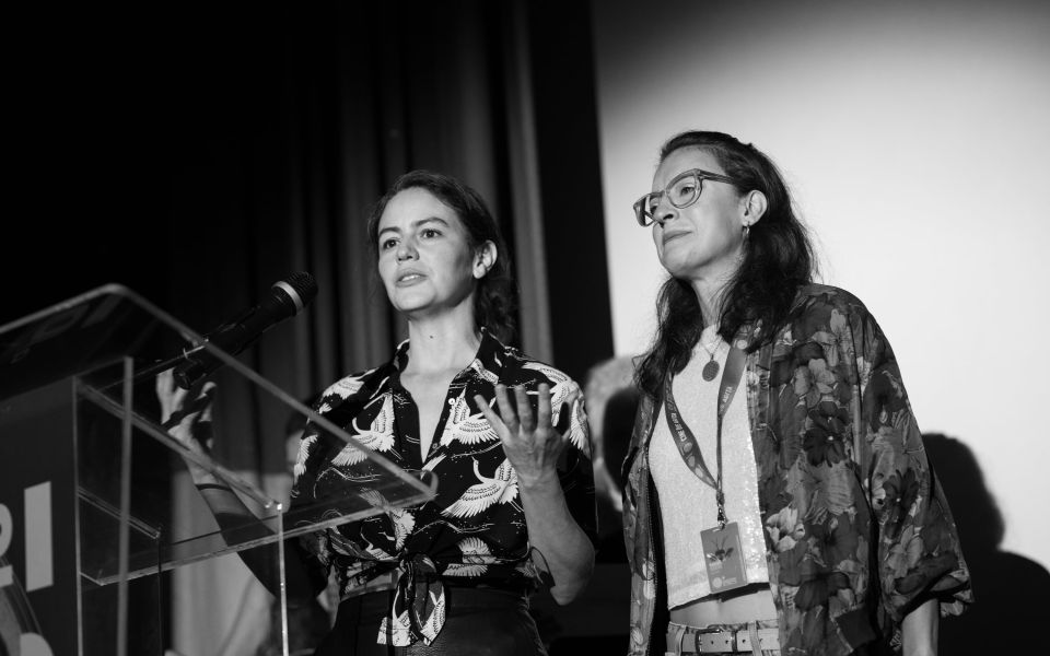 La directora Raquel Chacón (derecha) y la productora Kattia G. Zúñiga. pudieron expresar su emoción al recibir el premio el segundo premio Cine House en la categoría de Foro de presentación de proyectos de Industria CRFIC, por su película “Hanna y la maravillosa historia de la criatura Aimar”.