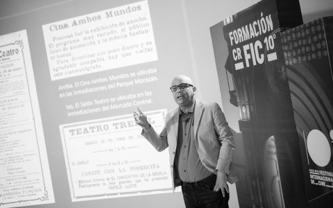 El arquitecto, investigador y crítico, Andrés Fernández, disertó en Formación CRFIC “San José: De los teatros a los cines”, una breve historia espacial del cine en la ciudad capital, San José, la cual recibió aplausos de las personas asistentes.