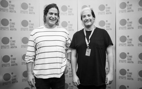 El director de fotografía del documental Salaryman (2022), Eduardo Uribe, posa contento con su hermano gemelo Sebastián (izquierda).