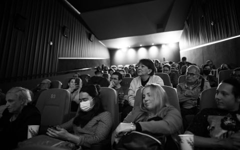 La historiadora del cine centroamericano, María Lourdes Cortés, al lado del escritor Carlos Cortés, intervino en la sección de preguntas y respuestas del estreno de la película Ámbar.