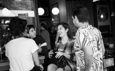 Reunión de amigues en el café Kubrik del Cine Magaly, como antesala a una función del CRFIC.