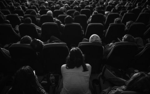 El #CineQueAgita cautiva las miradas de les espectadores y les sumerge en el disfrute de la experiencia cinematográfica.