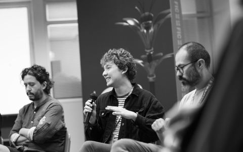 En la mesa de debate sobre cortometrajes costarricenses, los directores Alberto Amieva, Charlie López, Dannier Orozco (presentes en la foto) y Alejandro Ferlini, contaron su experiencia desarrollando historias a partir de elementos detonantes.