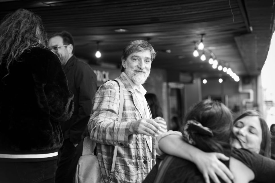 Entre abrazos efusivos en medio del pasillo del Cine Magaly, el diseñador dueño de la marca nacional Amo y Señor, Eric Mora, seduce a la cámara con su sonrisa encantadora.